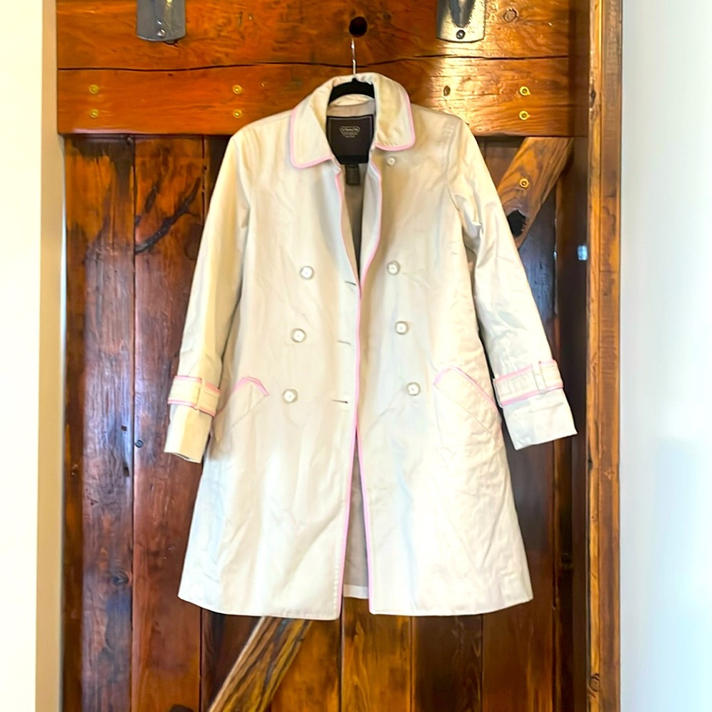 Classy coach trenchcoat lined in soft pink size small